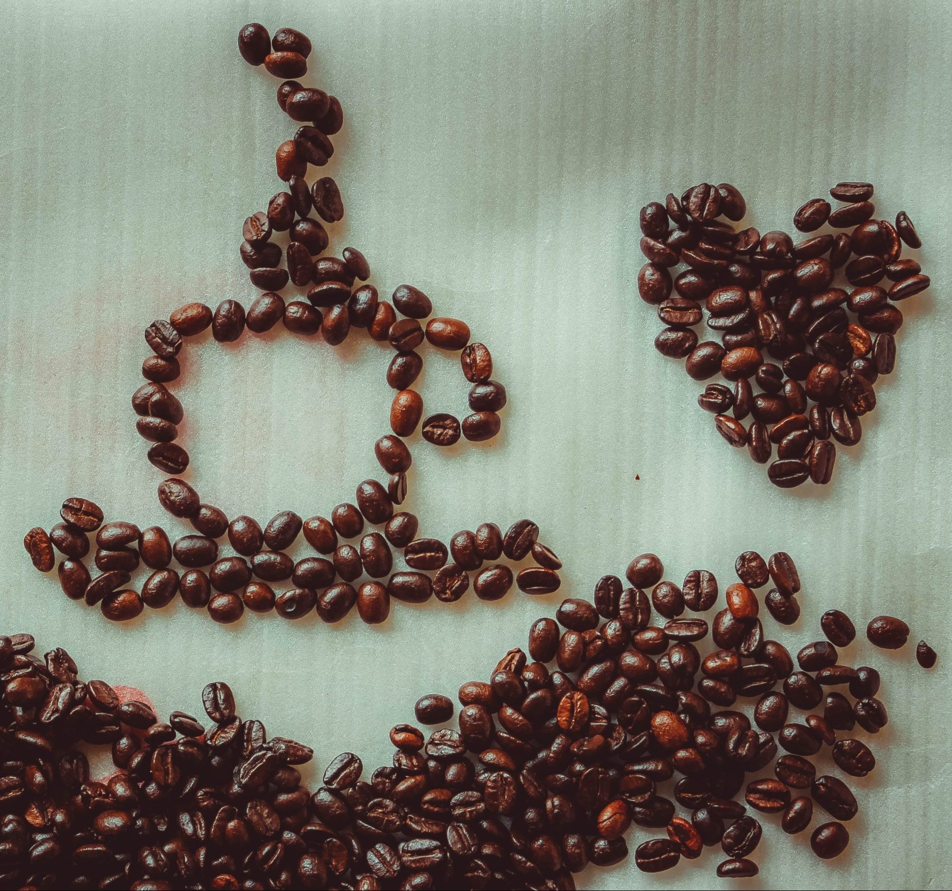 coeur-et-tasse-en-graines-de-cafe